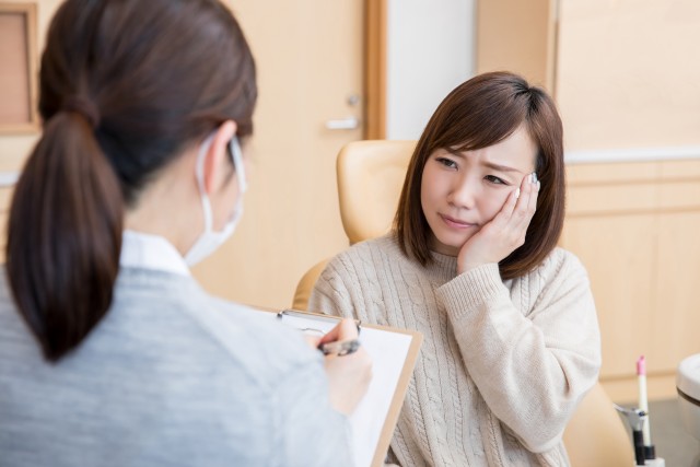 歯の悩みを相談する女性