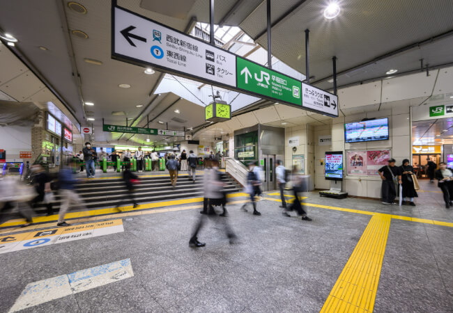 JR高田馬場駅「早稲田口」を出て早稲田通り方面へ進みます