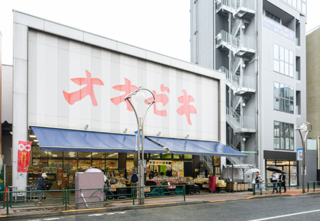 スーパーオオゼキ高田馬場店を通過して約1分