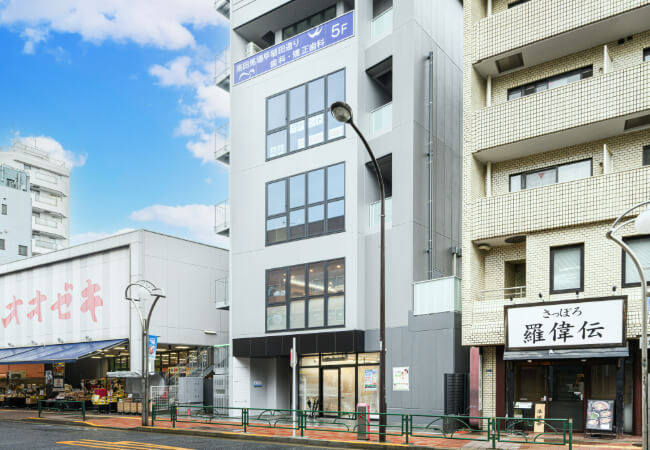 高田馬場三丁目交差点付近に当院がございます